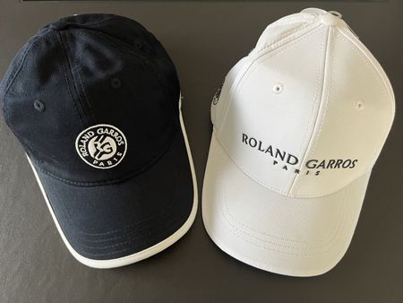 Roland Garros, by Longines, lot de deux casquettes neuves