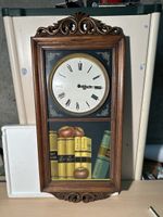 Pendule murale vintage en bois sculpté, décor livres et frui