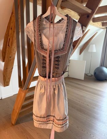 Dirndl mit Bluse und Schürze 