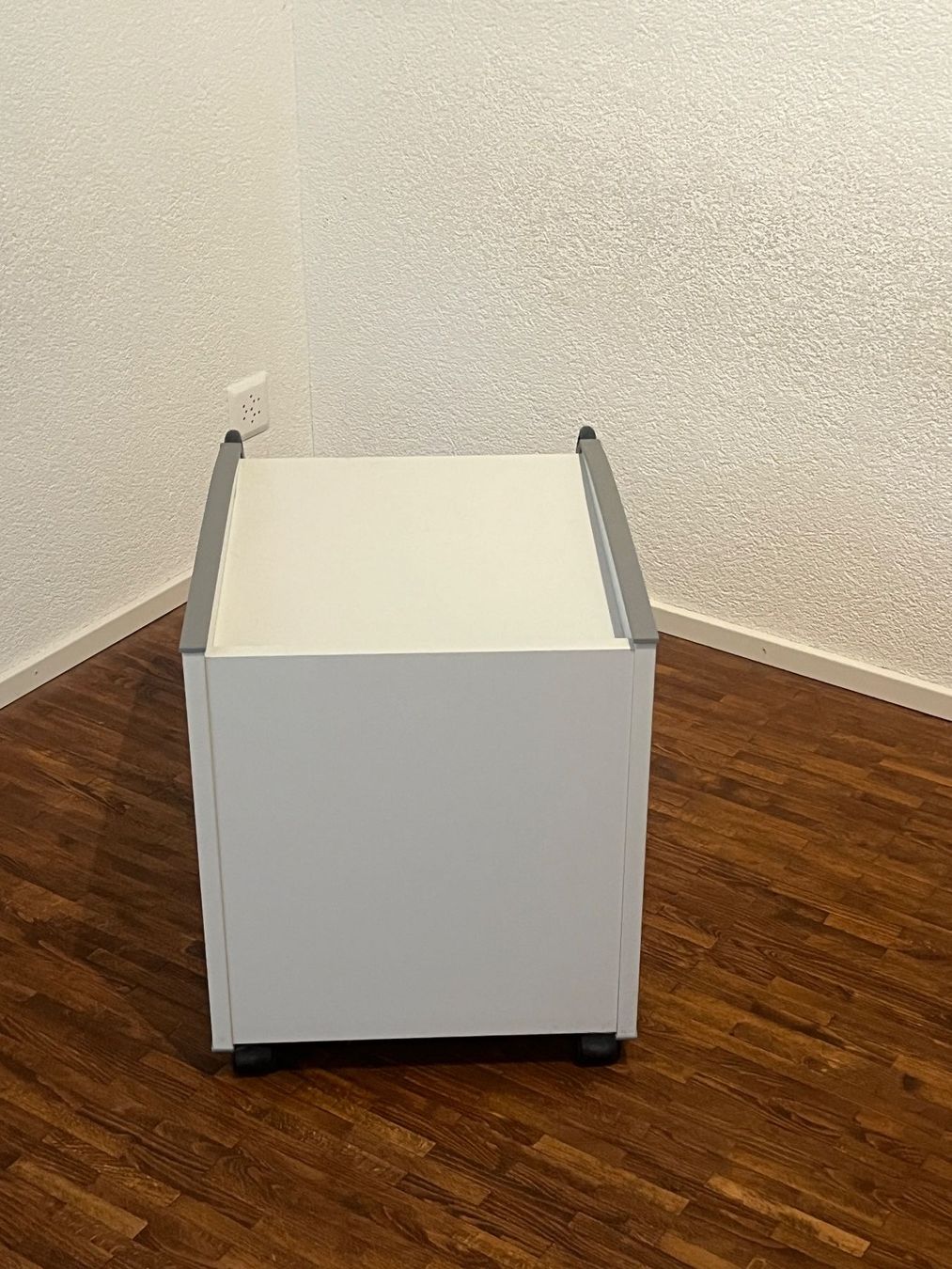 Moll Banconi: Rollcontainer Moll weiss grau mit 3 Schubladen – Usato da Thun venduto da Pfuschi74 2
