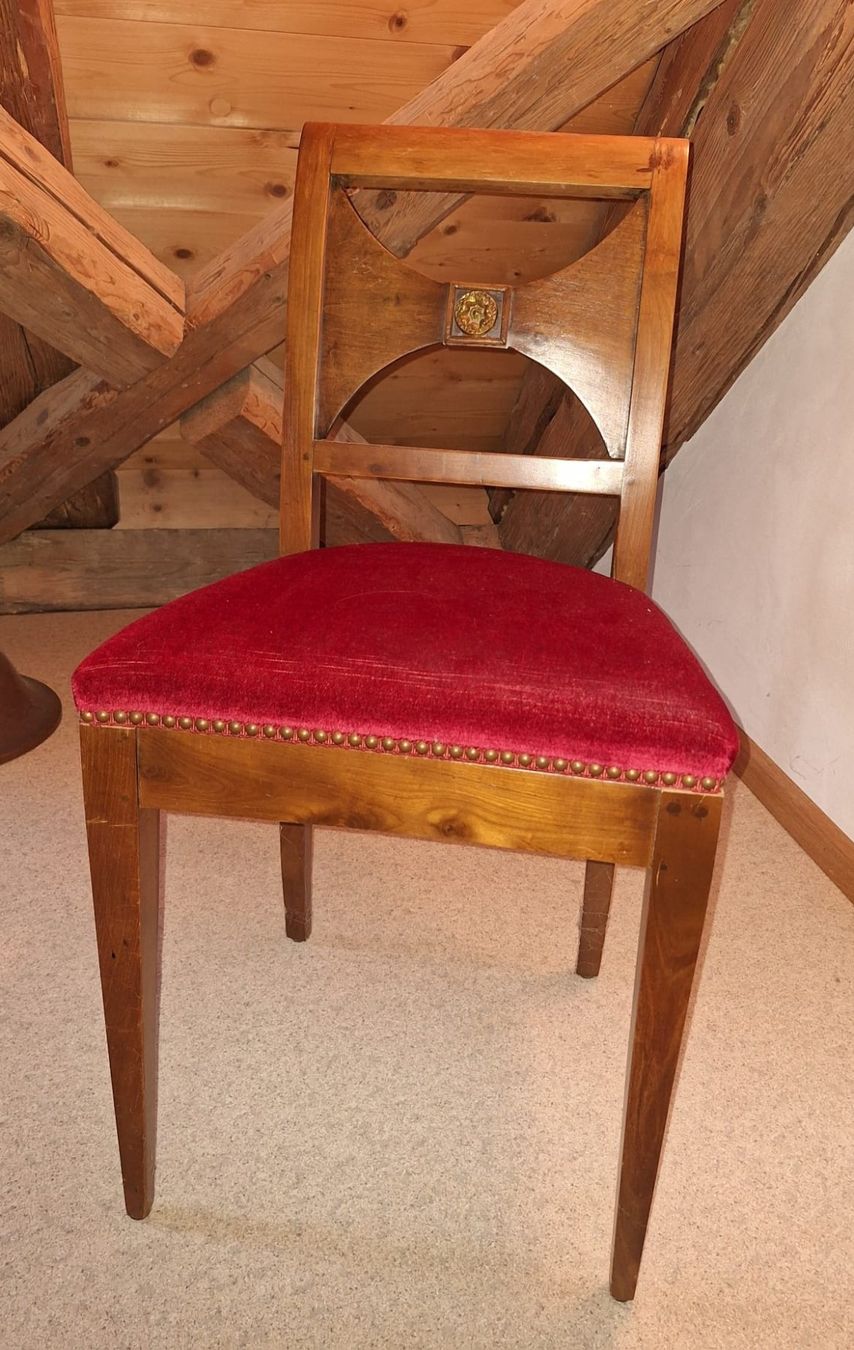 Sedie: Antiker Holz-Stuhl mit Samtbezug und Rosette – Usato da Oltingen venduto da ehu_68cq 3