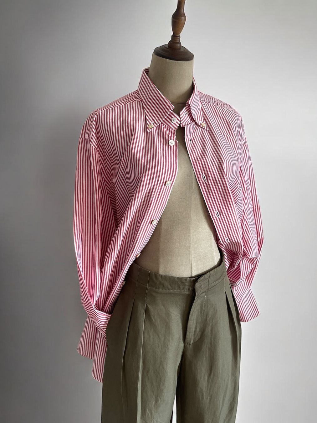 Kiton Camicie: Kiton Button Down Leinen Hemd / gestreift rot - weiss – Usato da Zürich venduto da Recode.Fashion 9