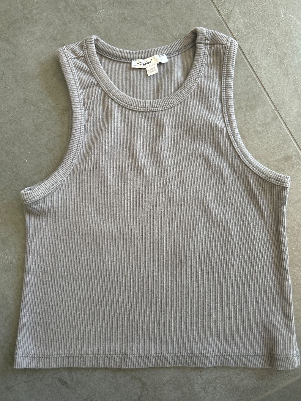 Blusen, T-Shirts & Tops: Top Subdued gris S – Gebraucht aus Yens von Chriis