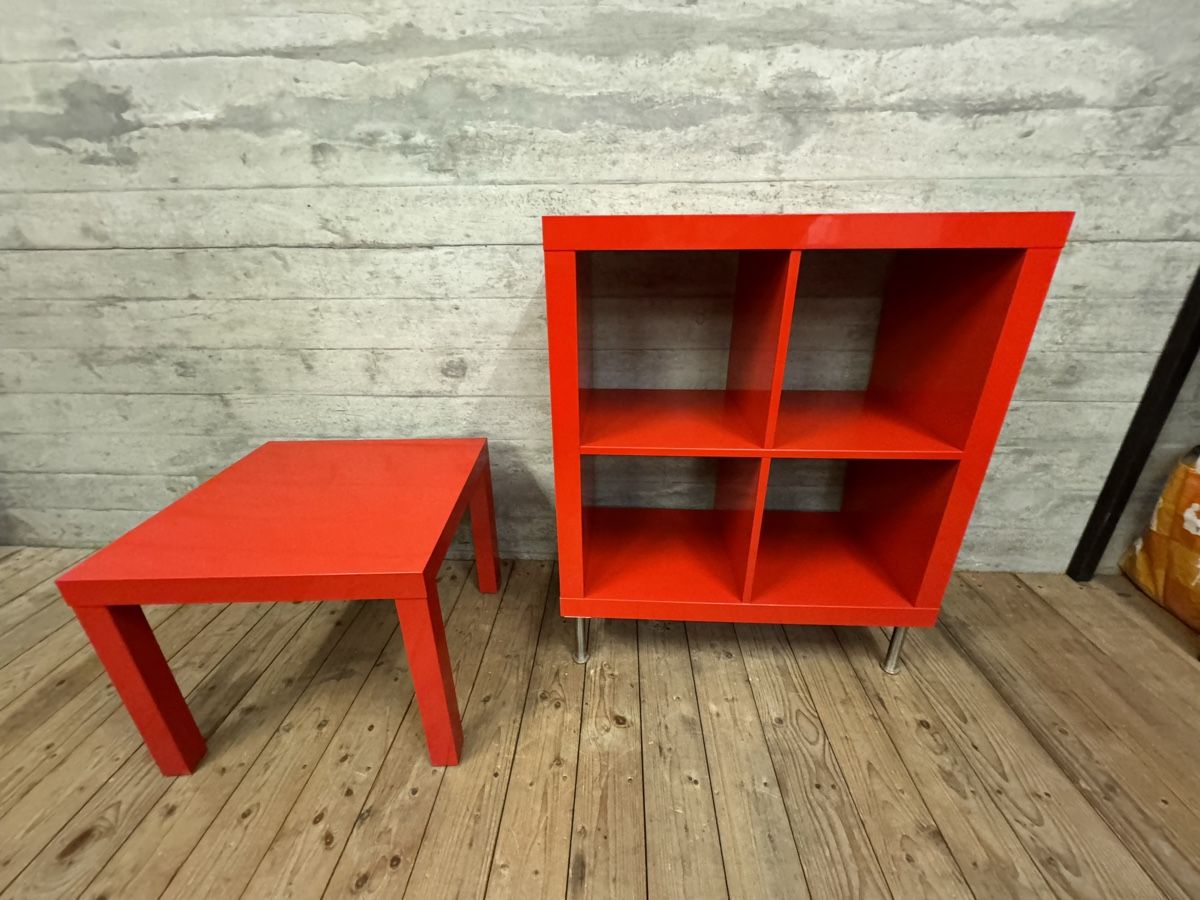 Set di tavolo e panche: Rotes Möbelset: Tisch und Regal – Usato da Münchenstein venduto da Eclipse6