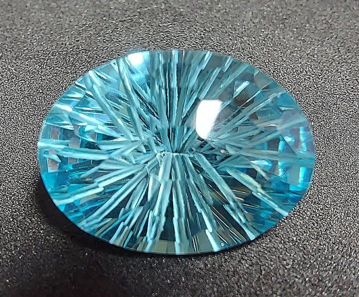 Pietre preziose: Topas Edelstein, hellblau, 10.45 Karat! – Nuovo e nell'imballaggio originale da St. Gallen venduto da Alenza