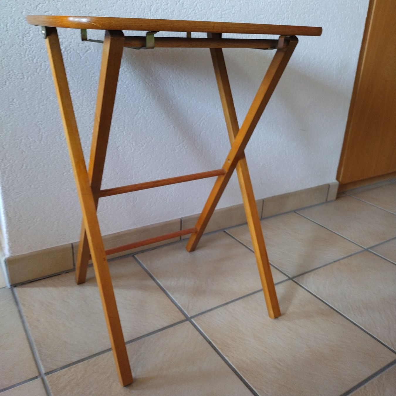 Set di tavolo e panche: 2 klappbare Beistelltische – Usato da Untersiggenthal venduto da vonberner 2