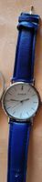 Schöne Uhr mit blauem Lederarmband