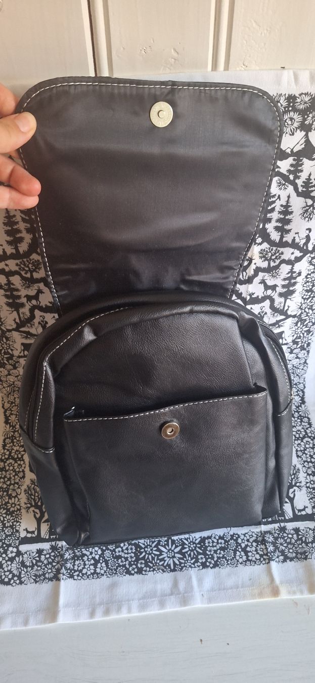 Zaini: Schwarzer Lederrucksack mit modischem Streifen. – Nuovo (secondo la descrizione) da Matten b. Interl venduto da Daeni_2000 3