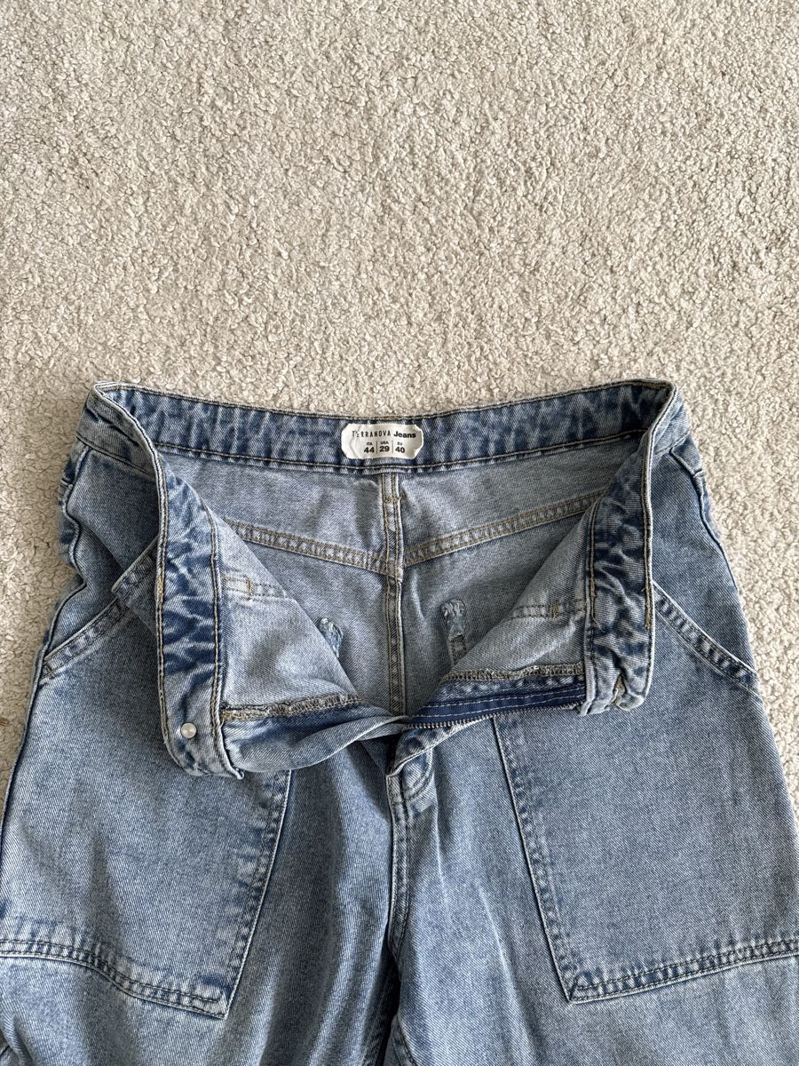 Jeans: Jeans mit Cargotaschen, hellblau, Grösse 40 – Gebraucht aus St. Niklausen LU von car_2562