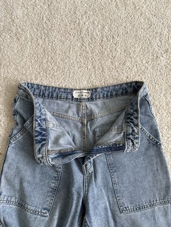 Jeans mit Cargotaschen, hellblau, Grösse 40