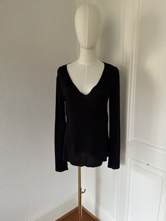 Zara black long-sleeved V-neck top, size M - must have!
