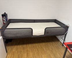 Neuwertiges Jugendbett/Kinderbett mit Rausfallschutz