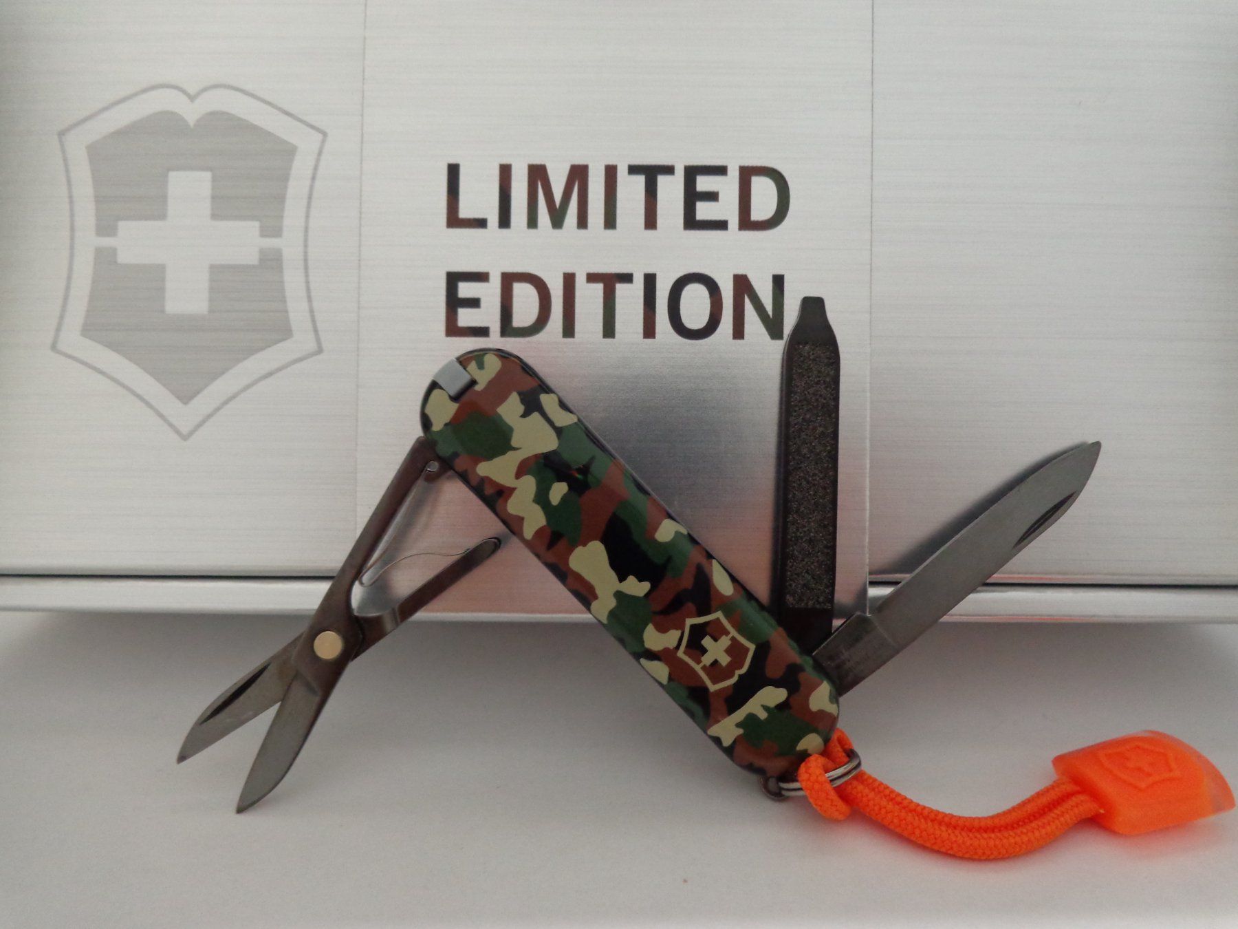 Victorinox Coltelli tascabile: Victorinox Black Ice Classic – Nuovo e nell'imballaggio originale da Niederlenz venduto da Fremp 1