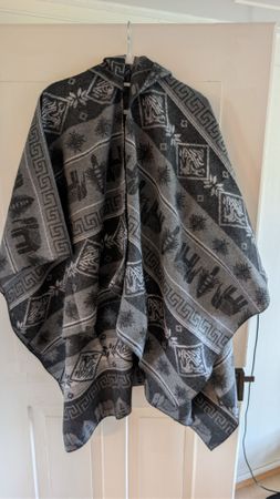 Alpaka-Wollponcho mit Kapuze – neu und ungetragen