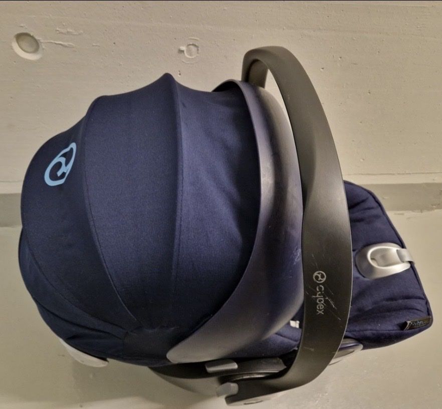 Cybex Seggiolini per auto: Cybex Babyschale Gruppe 0+ dunkelblau – Usato da Pfäffikon ZH venduto da Mado131019 1