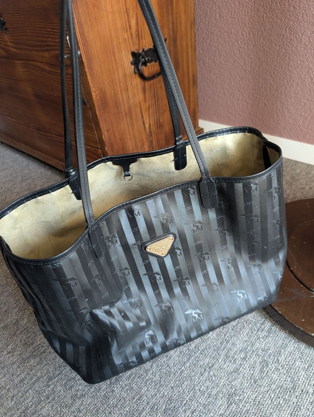 Maison Mollerus Taschen für Damen: MCM Mollerus Shopper schwarz Monogramm – Gebraucht aus Bern von Hingerdiramueberbiet 1