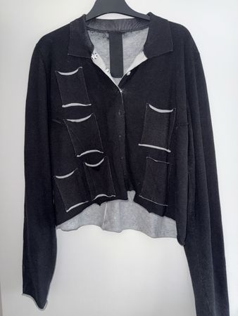 Damen Strickjacke schwarz mit Designelementen Grösse S