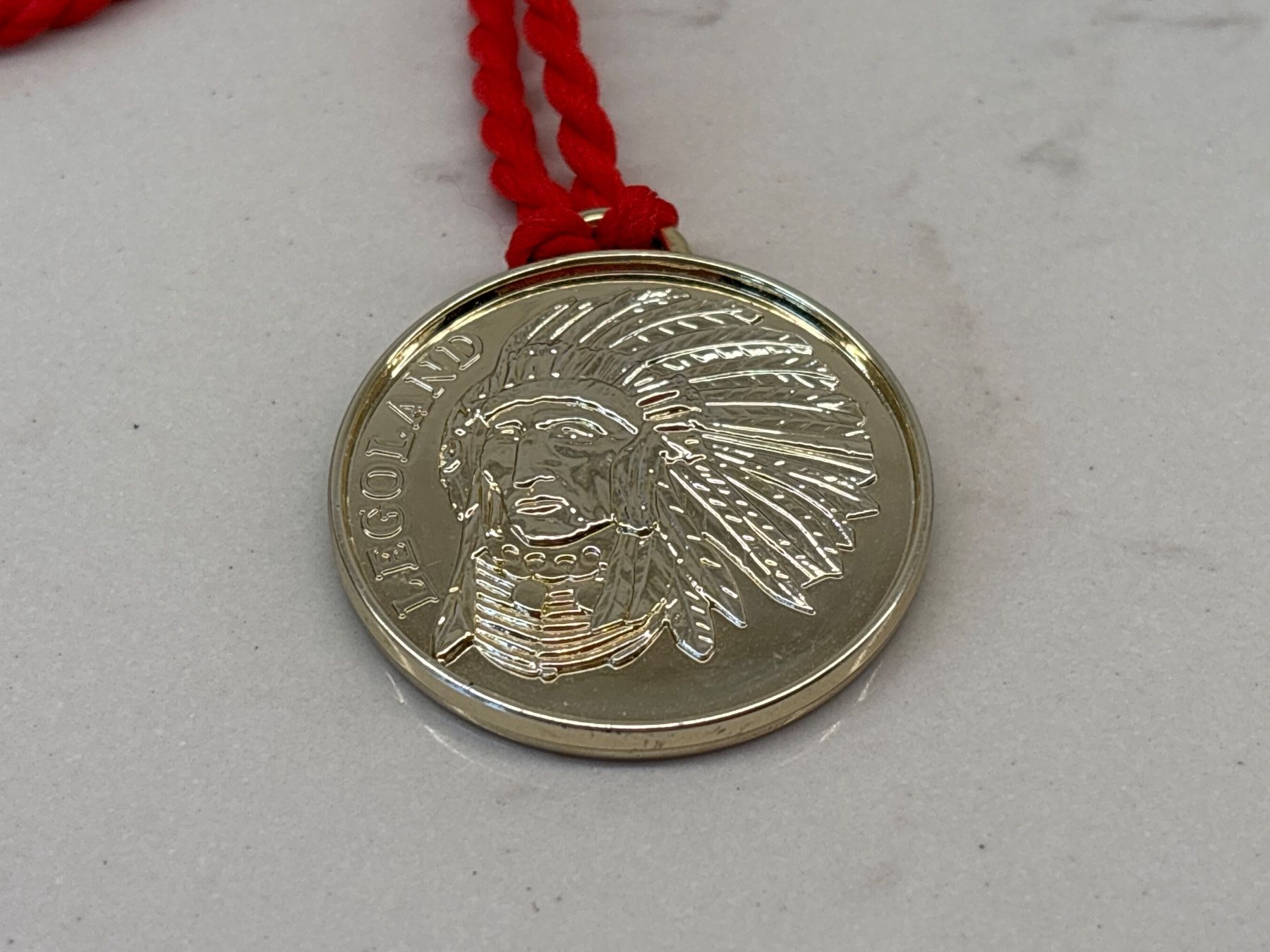 Médaille Legoland Legoredo Legoldmine avec cordon rouge (D'occasion) à ...