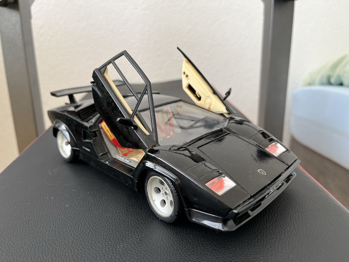 Bburago Modellautos: Lamborghini Countach 1:10 – Gebraucht aus Kehrsatz von Fuedu0