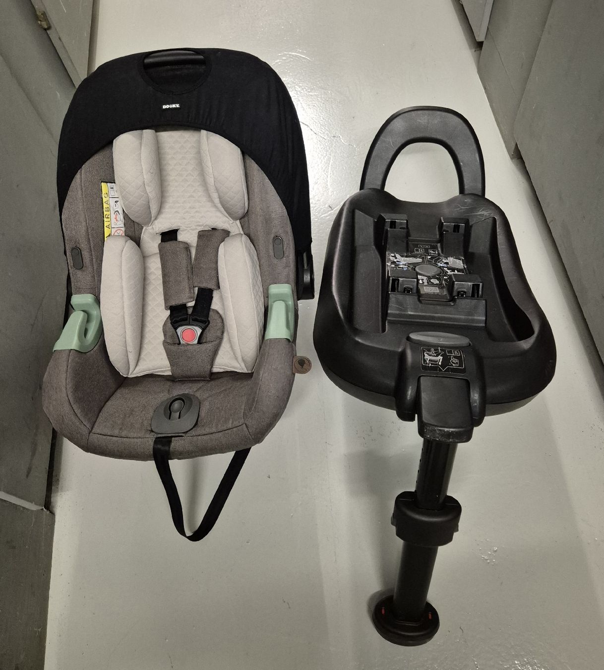 Seggiolini per auto: Babyschale + Isofix-Basisstation–Neuwertig – Nuovo (secondo la descrizione) da Wettingen venduto da mcu_67
