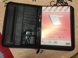 Conférencier A4 noir neuf avec bloc, stylo et calculette