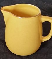 Suesse Vintage Milchkanne, senfgelb