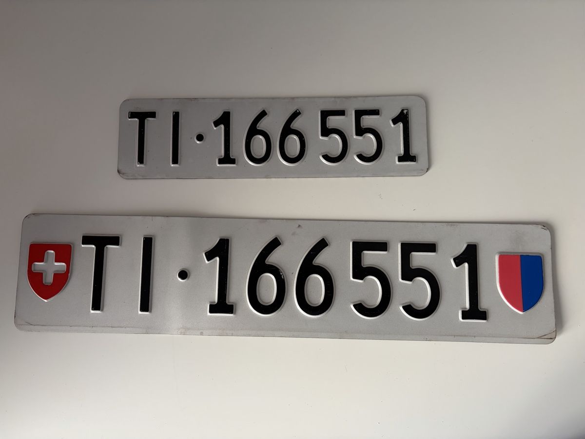 Insegne: Targa TI 166551 – Usato da Bellinzona venduto da Sarotex