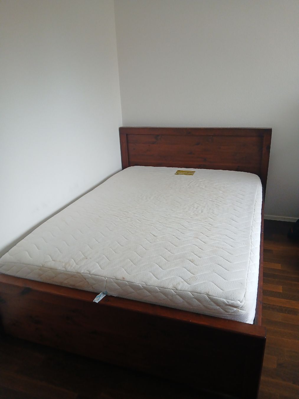 Letti: Solid Wood Double Bed Frame with Flexcell Mattress. – Usato da Dübendorf venduto da rol_fm6d