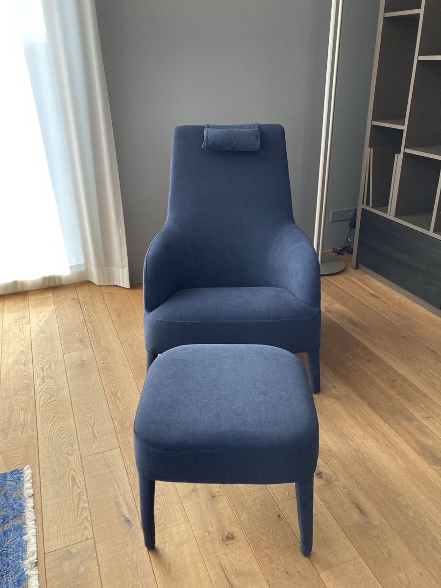Poltrone: Maxalto Febo Sessel mit Hocker – Nuovo (secondo la descrizione) da Baar venduto da LC2Sessel 1