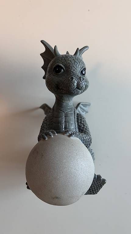 Statuette: Deko Drachen mit Leuchtkugel - perfekter Zustand – Nuovo (secondo la descrizione) da Fehraltorf venduto da nico_06