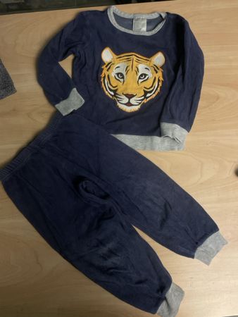 H&M Samt Pyjama mit Tiger Applikation, Gr. 98
