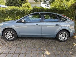 Ford Focus 1.6 Comfort 5-tuerig Blaue Metalliclackierung