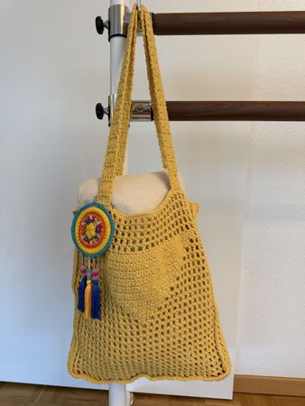 Gehäkelte Tasche gelb mit Anhänger handgemacht