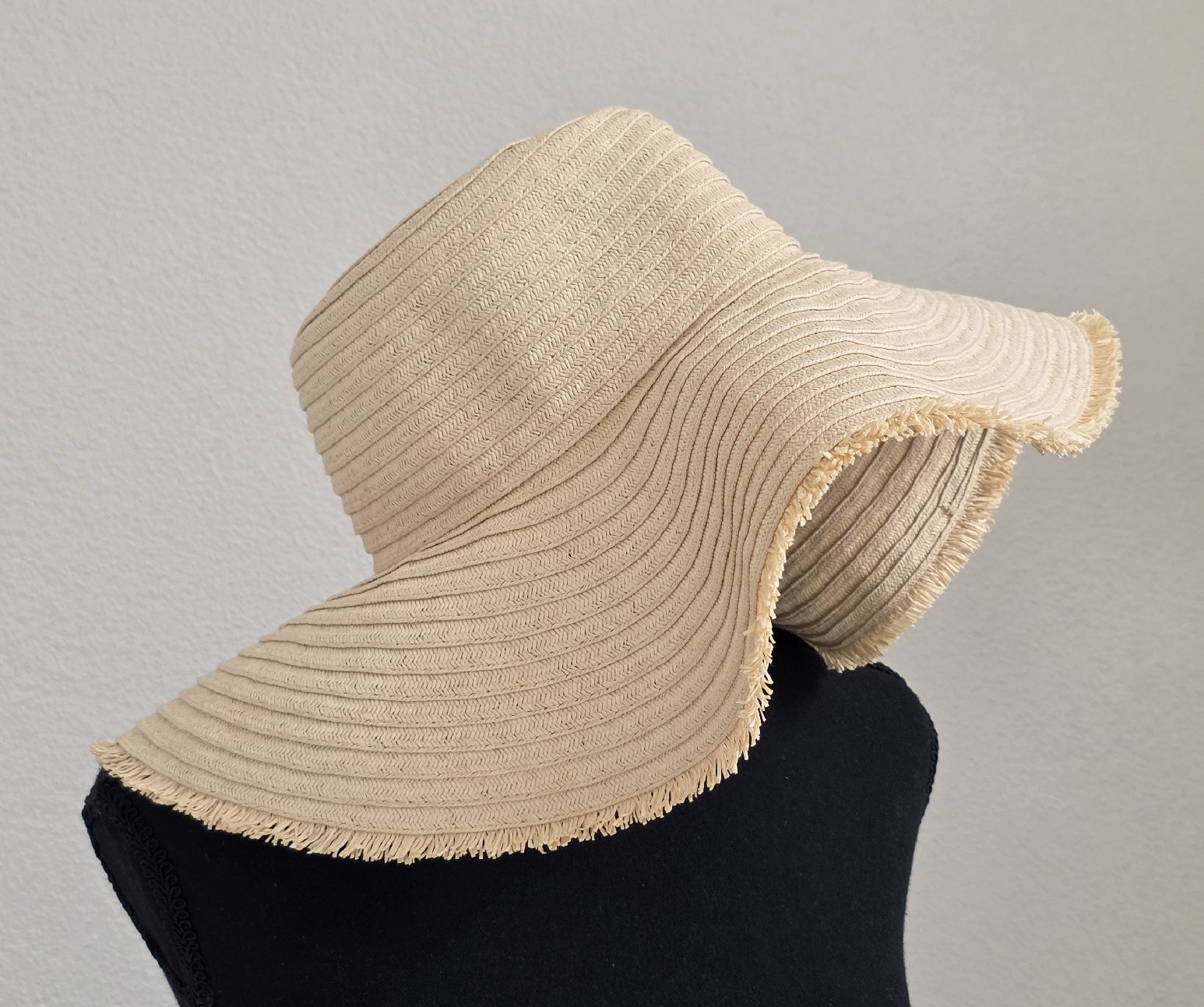 Copricapi, berretti & cappellini: Sonnenhut Papier beige mit Fransen neuwertig – Nuovo (secondo la descrizione) da Rheinsulz venduto da Gilea