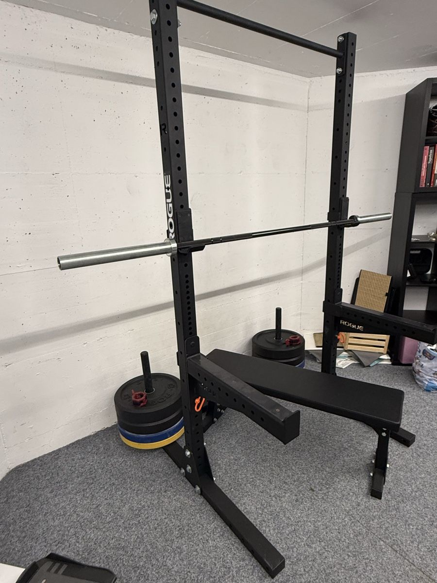 Rogue Hometrainer: Rogue SML-2 avec banc, barres et poids – Usato da St-Prex venduto da RR1973 1