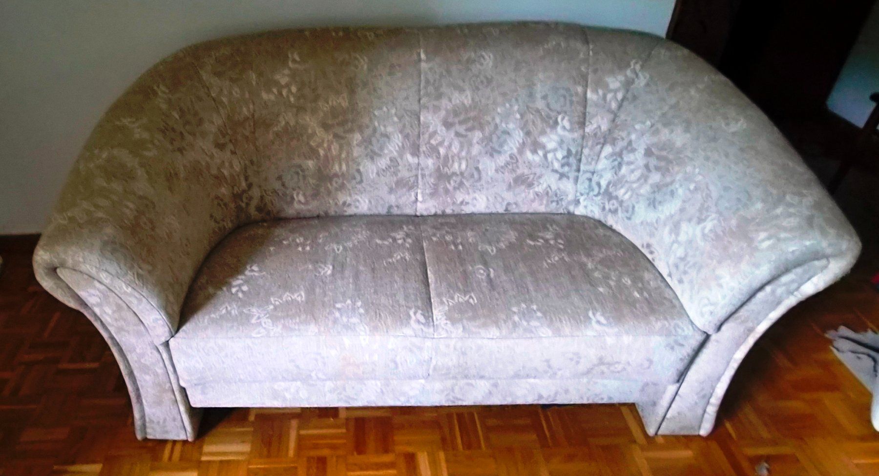 Sofas: Klassisches 2er-Sofa / Couch mit edlem Blumenmuster – Gebraucht aus Zürich von Primanoctis