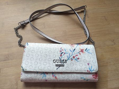 Guess Umhängetasche weiss Blumen wie neu