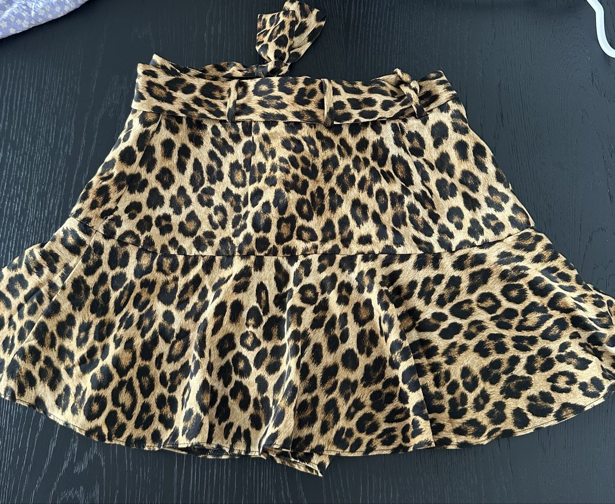 Zara Gonne: Zara Leopard Print Skirt With shorts underneath – Nuovo (secondo la descrizione) da Zürich venduto da juz_2t2j 2