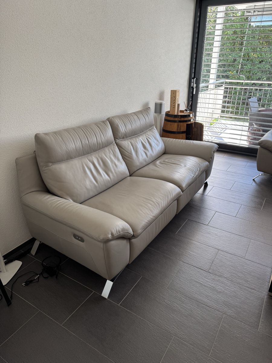 Divani: Ledersofa Natuzzi Editions mit Relaxfunktion hellgrau – Usato da Olten venduto da Trainer90 1