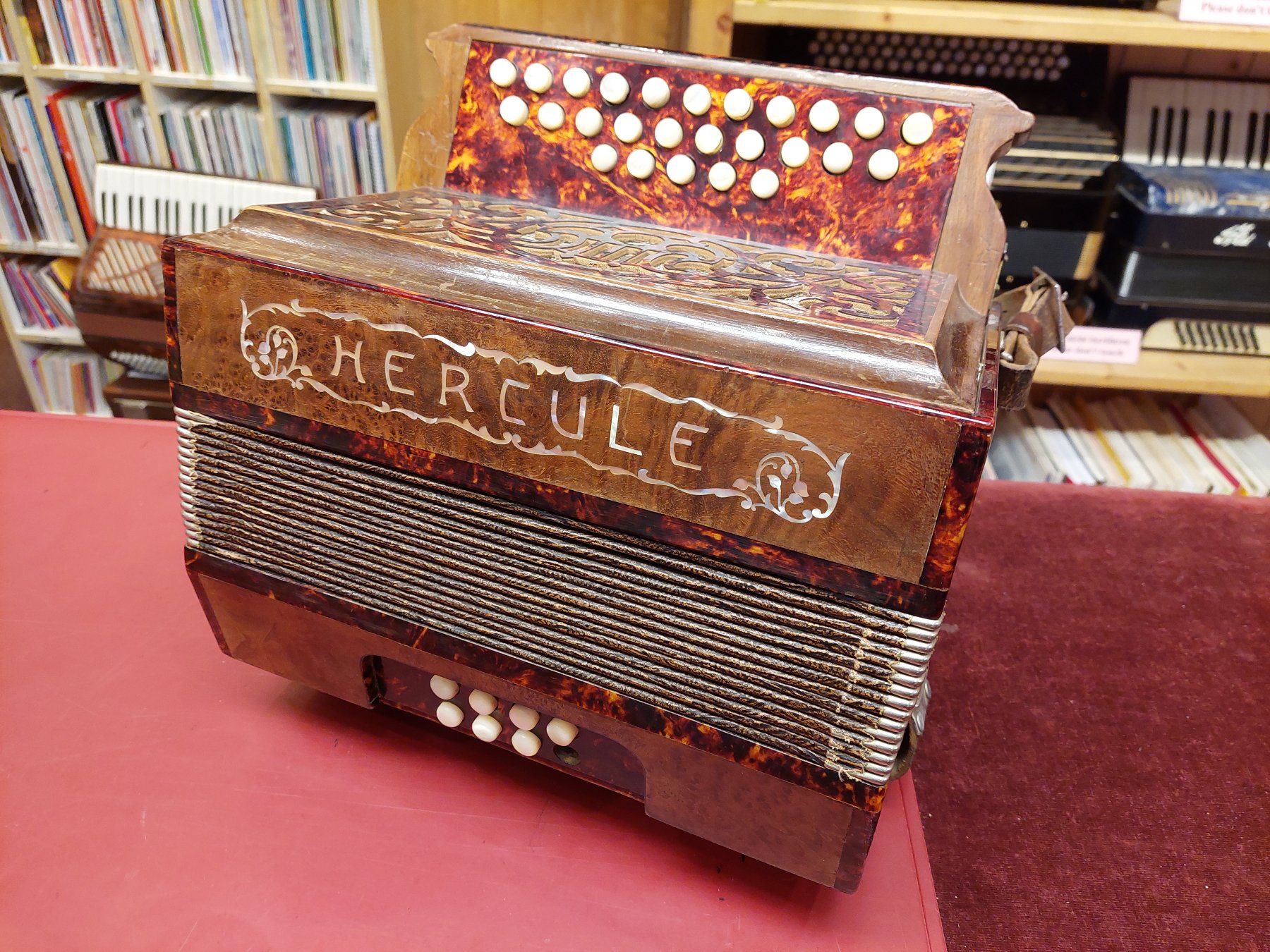Musikinstrumente: Hercule Handorgel mit Dix-Stimmen / Verm. Schweizer Fabrikat – Defekt aus Davos-Platz von musikhauskollegger