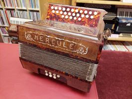 Hercule Handorgel mit Dix-Stimmen / Verm. Schweizer Fabrikat