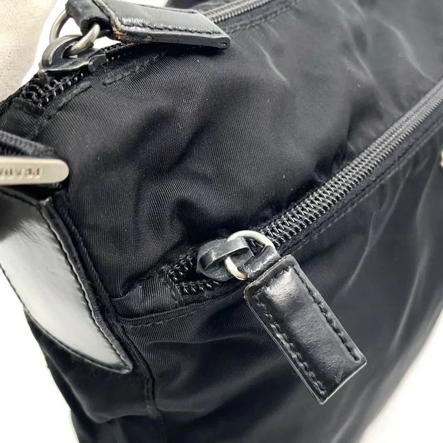 Prada Sacs: Prada Vera Triangle Shoulder Bag – Neuf (Voir description) à Chamoson par Sapoloshop 4