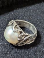 Designer Silber Ring mit Halbperle und Pflanzen Motiv.
