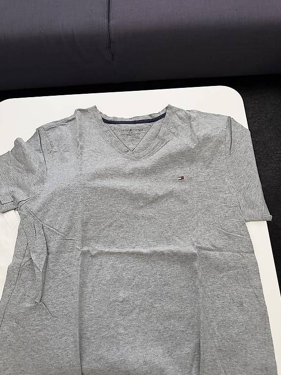 T-shirts: Diverse Tommy Hilfiger Basic Shirts – D'occasion à Märstetten par sha_9p7c 2