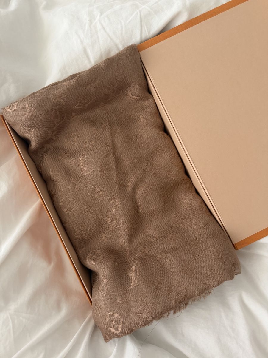 Louis Vuitton Foulard & Sciarpe: Louis Vuitton Schal Chale Monogram Cappuccino – Usato da Zürich venduto da tebi14