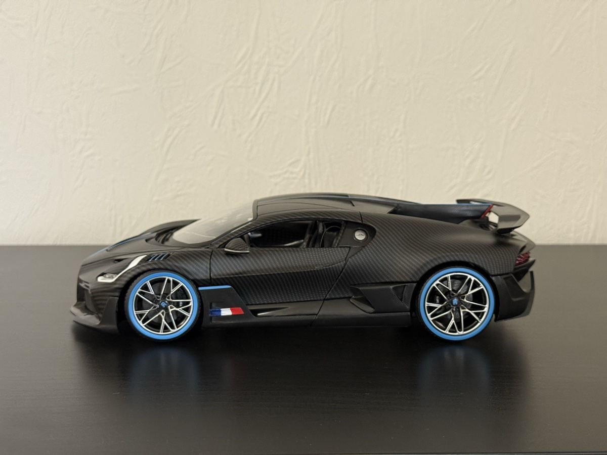 Bburago Voitures modèles: Bugatti Divo Carbon – Neuf (Voir description) à Steinhausen par Topmodelcarzug 2