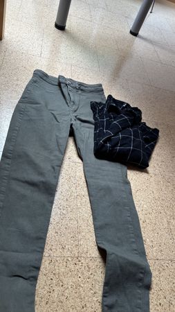 Kleiderpaket: Set aus khaki Skinny-Jeans und kariertem Hemd