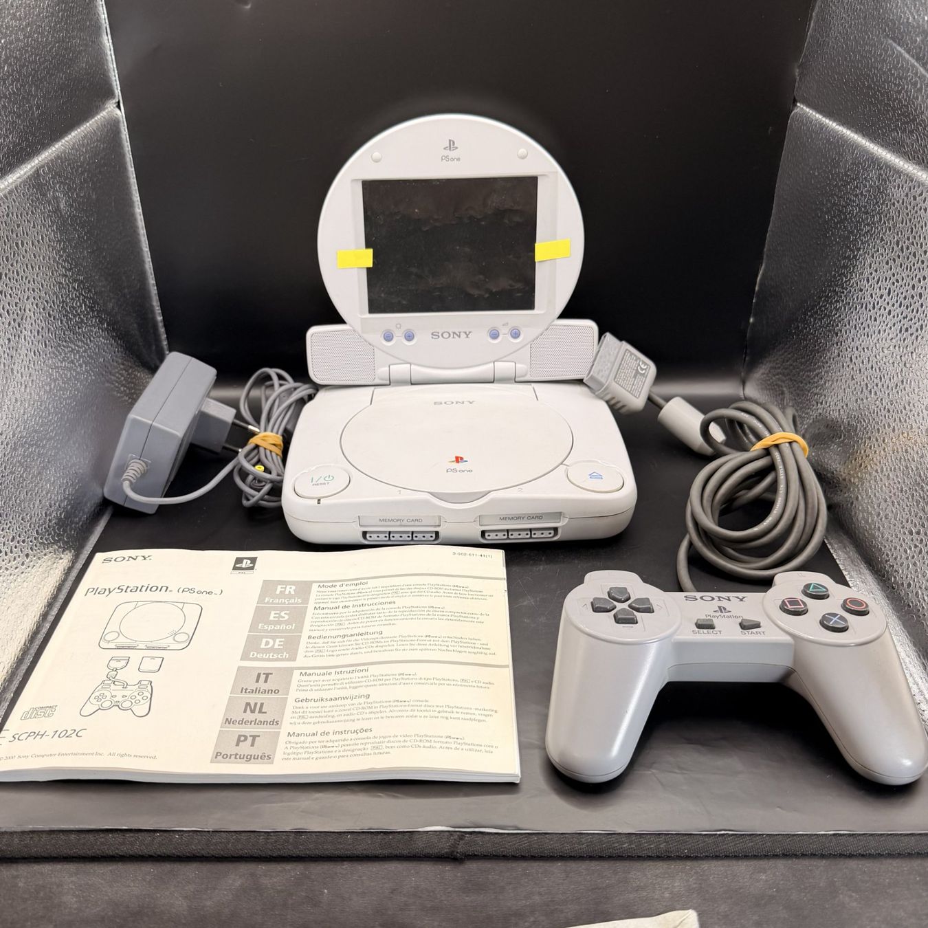 Sony Console: Sony PlayStation PS One Konsole mit LCD-Bildschirm – Usato da Düdingen venduto da Nerdworld