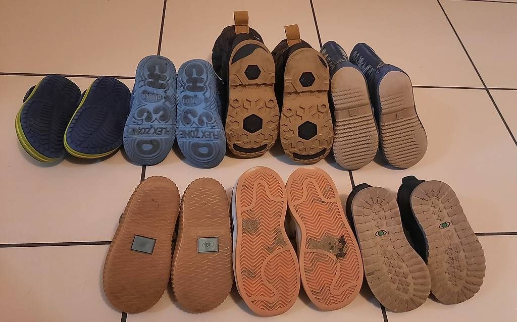Schuhe für Jungen: Basquettes bottes sandales crocs T22 à 24 – Gebraucht aus Prilly von chi_zl7s 1