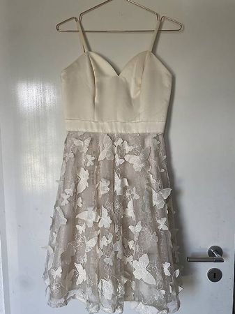 Chi Chi London creme Kleid